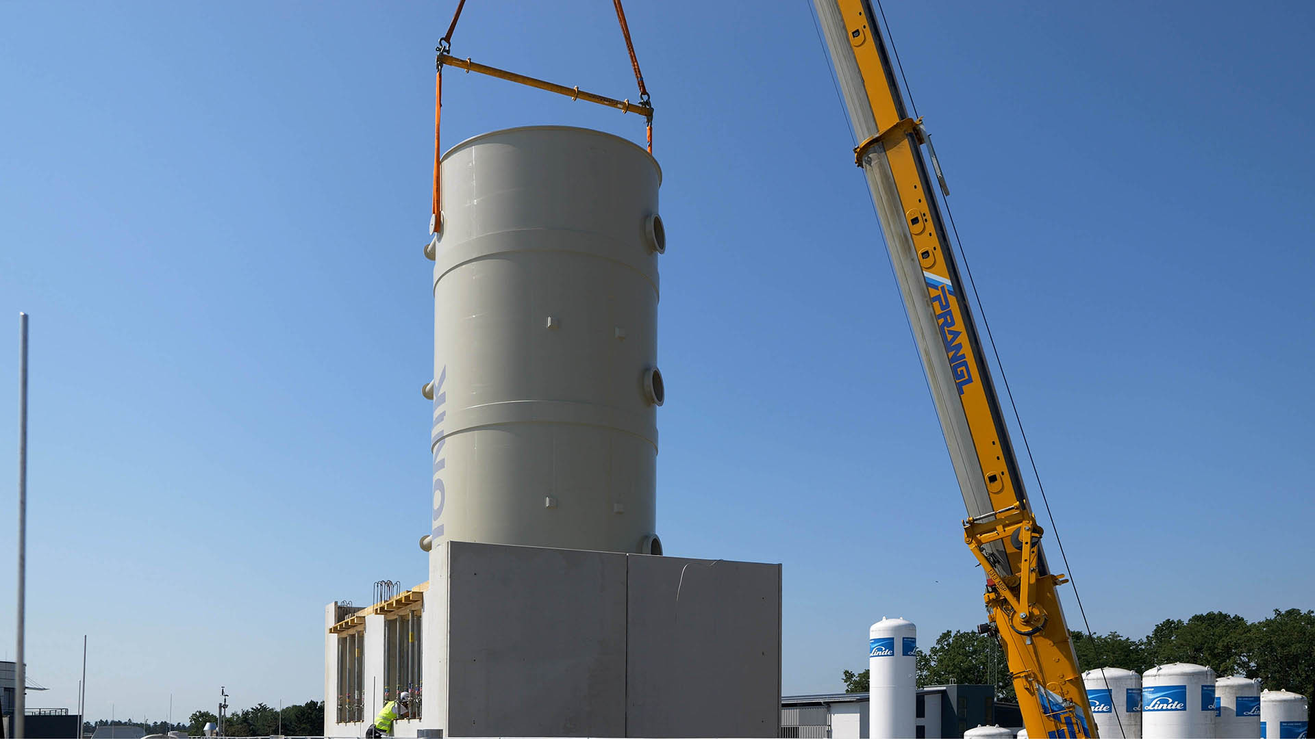 Installation of a bio-trickle bed reactor with a diameter of 4 m and a height of 15 m in the electronics industry, Styria